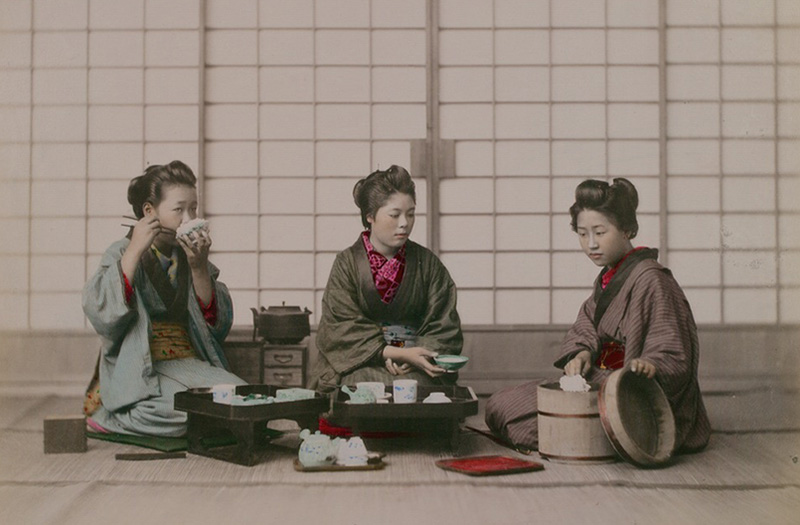 Obed-v-yaponskom-dome-fotografiya-XIX-veka-800-h-525.jpg